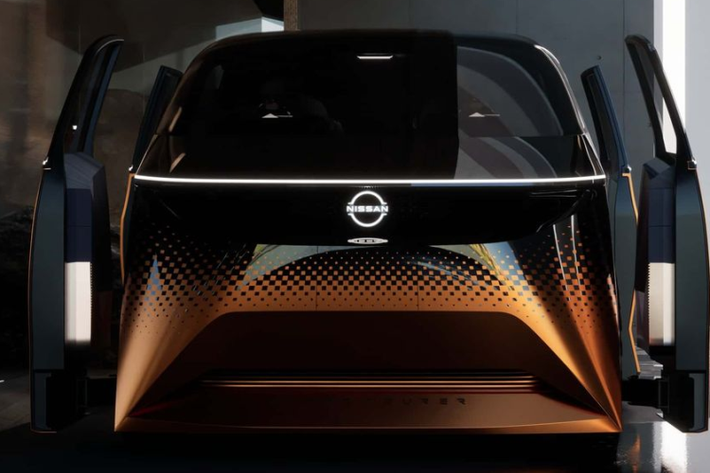 Nissan không hé lộ về trang bị động cơ trên Nissan Hyper Urban nhưng cho biết xe sử dụng pin thể rắn và hệ dẫn động bốn bánh e-4ORCE. Xe cũng được cung cấp tính năng sạc ngược (V2X), giúp biến bộ pin thành nguồn cấp điện cho các thiết bị khác trong một số trường hợp cần thiết.