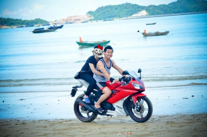 Trước khi nổi tiếng nhờ công việc livestream, Phùng Thanh Độ từng sở hữu một chiếc Yamaha R15 nhưng phải bán đi để trang trải cuộc sống. Rất nhiều lần anh tâm sự rằng mình muốn chơi xe phân khối lớn và điều này đến nay mới thành sự thật.