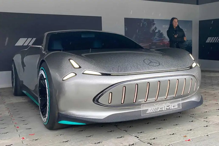 Dự kiến, xe sẽ có công suất mạnh hơn cả GT 63 SE Performance hybrid hiện tại đạt 831 mã lực. Mercedes-AMG được phát triển từ đầu và sử dụng kiến trúc thuần điện, thuần hiệu suất cao mới được gọi là AMG.EA. Nền tảng này đi kèm mô-tơ truyền động cải tiến mới của Yasa – công ty sản xuất động cơ điện và bộ điều khiển động cơ tới từ Anh.