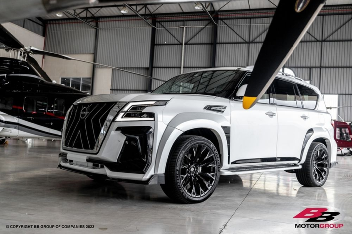 Đằng sau, Nissan Patrol Black Hawk có cản sau thiết kế lại với các khe chia gió được sơn màu đen bóng. Bên cạnh đó, xe cũng được trang bị cánh lướt gió có kích thước lớn hơn nguyên bản đặt trên nóc cốp.