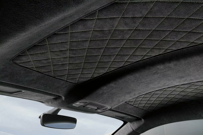 Mâm xe 5 chấu có kích thước 20 inch được sơn màu đồng tạo ra sự tương phản với kẹp phanh màu đỏ bóng. Nội thất của Audi R8 Coupe Japan Final Edition nổi bật với các điểm nhấn màu trắng thạch cao Alabaster White và họa tiết chỉ khâu hình kim cương sang trọng. Ghế ngồi của xe được bọc da Nappa cao cấp trong khi trần và cốp xe lại được bọc da Alcantara.