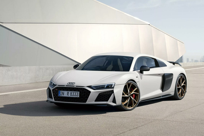 Audi đã từng tuyên bố khai tử dòng siêu xe R8 tại nhiều thị trường trên thế giới, nhưng tại một số quốc gia nhất định thì việc kinh doanh mẫu xe với động cơ V10 này vẫn chưa kết thúc. Đơn cử là tại Nhật Bản, khi Audi cho công bố phiên bản đặc biệt mang tên Audi R8 Coupe Japan Final Edition 2023 mới với số lượng giới hạn vỏn vẹn chỉ 8 chiếc.