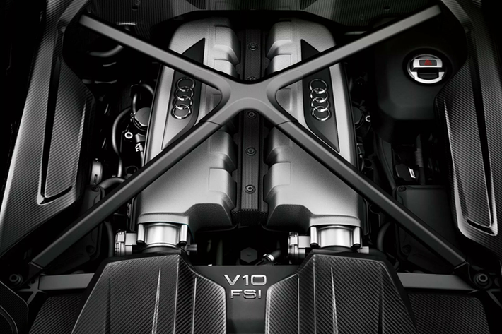 Tại Nhật Bản, giá xe Audi R8 Coupe Japan Final Edition được bán với mức 35,08 triệu yên (khoảng 6 tỷ đồng) với số lượng giới hạn chỉ 8 chiếc. Chủ sở hữu xe sẽ được tặng kèm theo một món quà kỷ niệm mang tên VIN Art – một tấm bảng kim loại khắc số khung của mỗi chiếc xe.