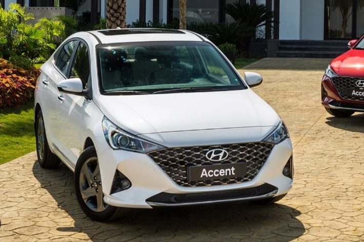 Hyundai Accent Dù khá đắt hàng, luôn nằm trong top những mẫu xe bán chạy nhất tháng nhưng Hyundai Accent vẫn được một số đại lý “ưu ái” ưu đãi nhẹ khoảng 30 triệu đồng. Hyundai Accent hiện được phân phối tại Việt Nam với 4 phiên bản, giá niêm yết từ 426 - 542 triệu đồng. Khả năng vận hành bền bỉ, giá thành dễ tiếp cận, chính là những lý do mà Accent luôn thu hút người dùng.