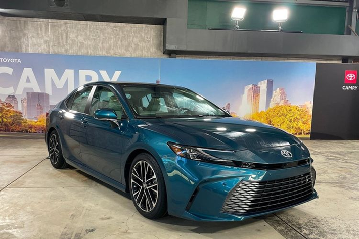 Tiếp đó, mẫu xe sedan Toyota Camry 2025 sẽ ra mắt tại Thái Lan vào tháng 10/2024. Mặc dù hãng không đề cập đến thời điểm Toyota Camry 2025 ra mắt Việt Nam, nhưng khả năng cao sẽ là sau Thái Lan khoảng vài tháng, tức cuối năm 2024 hoặc đầu 2025.