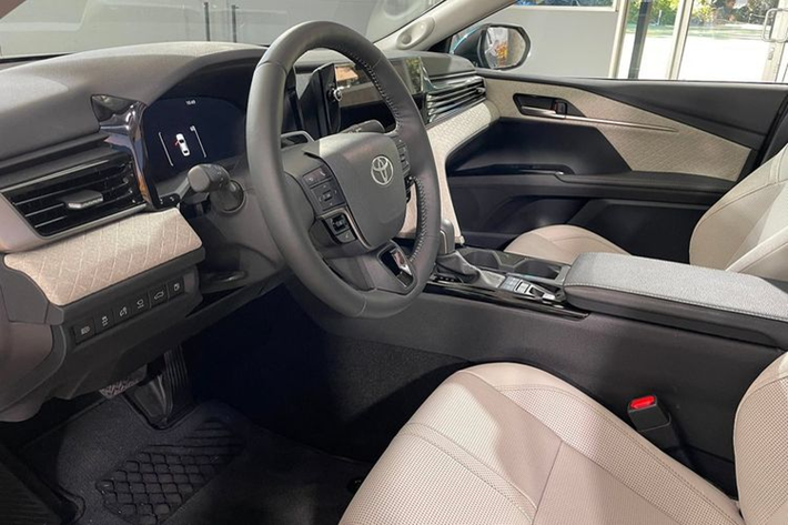 Nội thất Toyota Camry 2025 được nâng cấp đáng kể so với thế hệ trước. Các trang bị tiêu chuẩn trên mẫu sedan này bao gồm đồng hồ kỹ thuật số 7 inch, màn hình thông tin giải trí 8 inch, điều hòa tự động hai vùng độc lập, sạc điện thoại không dây,...