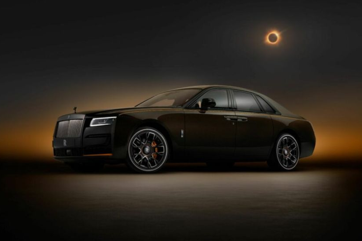 Rolls-Royce mới đây đã ra mắt một phiên bản độc quyền của dòng sedan Ghost có tên Ekleipsis, với phối màu và các chi tiết trang trí được lấy cảm hứng từ hiện tượng nhật thực toàn phần. Rolls-Royce Ghost Ekleipsis bản đặc biệt này được hãng xe Anh Quốc sản xuất với số lượng giới hạn chỉ 25 chiếc và tất cả chúng đều đã được đặt hàng.