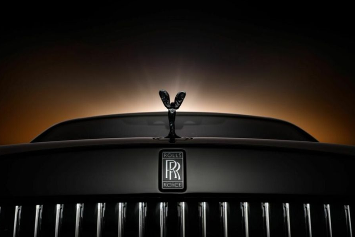 Rolls-Royce Ghost Ekleipsis được trang bị động cơ V12 6,75 lít tăng áp kép sản sinh công suất 592 mã lực, đi kèm hộp số tự động 8 cấp và hệ dẫn động bốn bánh. Xe cũng được trang bị hệ thống treo khí nén tự cân bằng đặc trưng của dòng Ghost, nhằm đem lại cảm giác ngồi mà hãng mô tả là “như lướt đi trên một tấm thảm bay”.