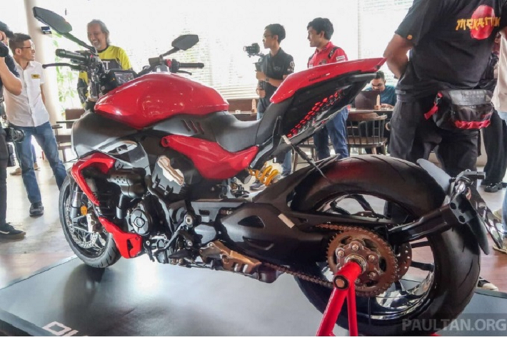 Cung cấp sức mạnh cho Ducati Diavel là động cơ V4 Granturismo 1.158 cc, cho công suất 168 mã lực tại 10.750 vòng / phút và mô men xoắn 128 Nm tại 7.750 vòng / phút.