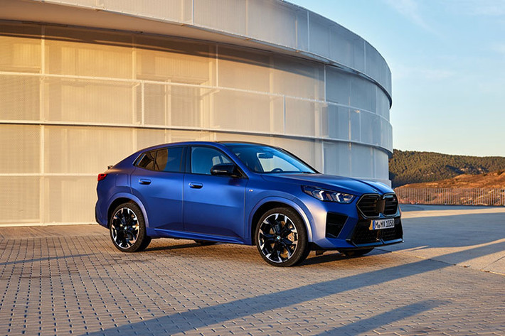 BMW X2 2024 được phát triển dựa trên hệ thống khung gầm dùng chung với X1, với các kích thước dài x rộng x cao lần lượt là 4.554 x 1.844 x 1.590 mm và chiều dài cơ sở đạt 2.692 mm. So với thế hệ cũ, chiều dài tổng thể của X2 mới tăng 66 mm. Xe sở hữu kiểu dáng SUV coupe với phần mái vuốt thẳng xuống nóc cốp.