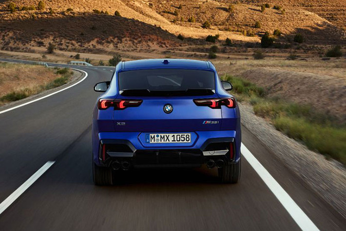 Mẫu xe SUV BMW X2 2024 này được áp dụng ngôn ngữ thiết kế tương đồng với những mẫu xe đàn anh khác như X5 hay X6. Điều này được thể hiện qua lưới tản nhiệt hình quả thận cỡ lớn và cụm đèn pha gọn gàng, tích hợp hai dải đèn LED định vị ban ngày bên trong.