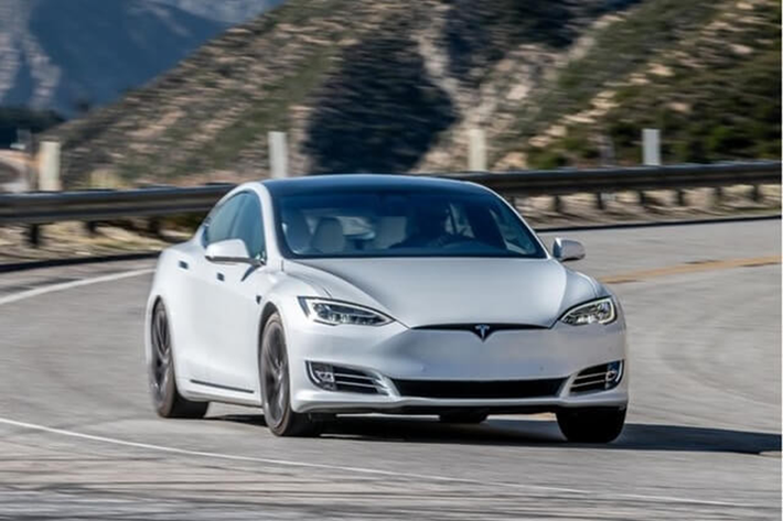 Phía nhà sản xuất ôtô điện Tesla cũng cam kết sẽ cập nhật phần mềm, sửa lỗi hệ thống và khuyến cáo tài xế cần phải chú ý khi sử dụng chế độ tự lái trên xe điện Tesla.