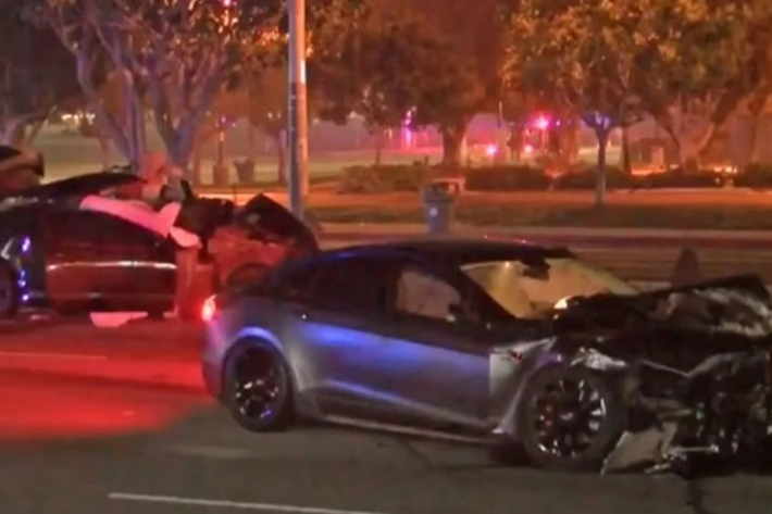 Theo đó, vào năm 2019, Kevin Aziz Riad lái xe Tesla Model S với tốc độ 120 km/h. Sau đó người này đã vượt đèn đỏ và gây tai nạn khiến hai người tử vong.