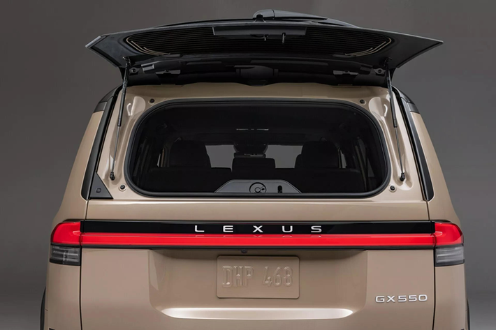 Sang trọng hơn nữa là GX 550 Luxury+ có bậc cửa chỉnh điện, cửa sổ trời toàn cảnh bằng kính, hệ thống treo biến thiên thích ứng, gương chiếu hậu kỹ thuật số, hộp mát và hệ thống âm thanh cao cấp Mark Levinson 21 loa.