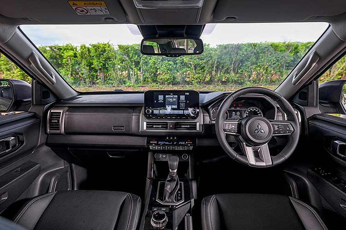 Về nội thất, khoang cabin của Triton 2024 sở hữu nhiều trang bị tiện ích hiện đại tương tự Outlander đời mới như: màn hình sau vô-lăng kích thước 7 inch, màn hình trung tâm 10 inch đặt nổi, hỗ trợ Apple CarPlay/Android Auto, chìa khóa thông minh.