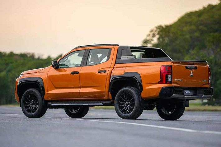 Mitsubishi Triton thế hệ thứ 6 vẫn được thiết kế dựa trên ngôn ngữ Dynamic Shield đặc trưng nhưng đã được cải tiến để nhìn hiện đại và mới mẻ hơn. Phần đầu xe gây ấn tượng với lưới tản nhiệt mở rộng, đi cùng các nan nằm ngang có hình dạng lưới tổ ong bên trong.