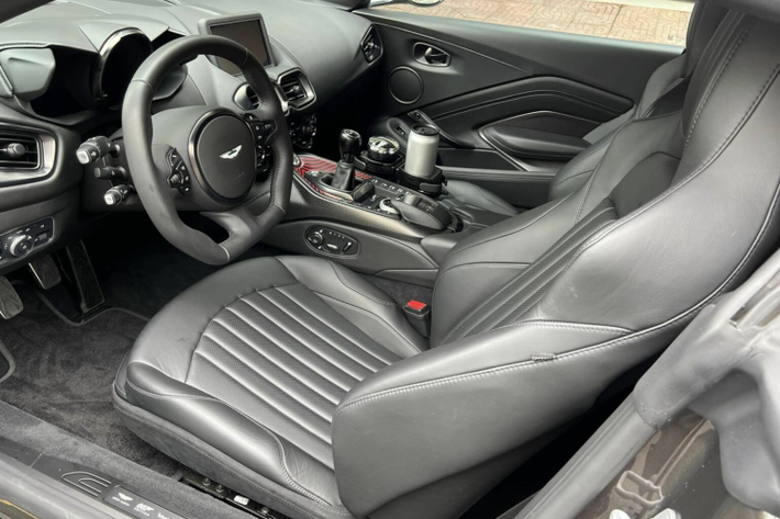 Bên trong khoang lái xe Aston Martin Vantage 007 Edition có chi tiết logo 007 được thêu trên ghế ngồi của xe, bộ phận cá nhân hóa Q by Aston Martin còn vẽ lại cả mô phỏng bảng điều khiển trong phim như nút bấm tên lửa, laser của chiếc xe Aston Martin V8 Vantage xuất hiện trong bộ phim The Living Daylights vào năm 1987.