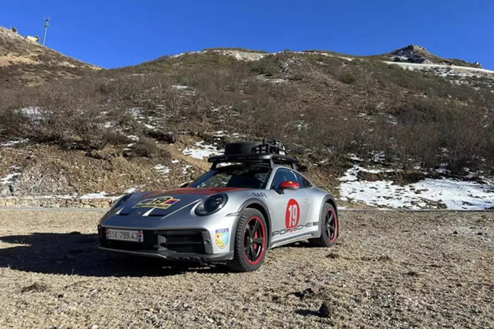 Câu chuyện doanh nhân N.H.A lái xe Porsche 911 Dakar đầu tiên tại Việt Nam từ Sài Gòn sang Trung Quốc và quay trở lại quận 7, Tp.HCM trong 3 tháng trời đã thu hút sự quan tâm của cộng đồng mạng