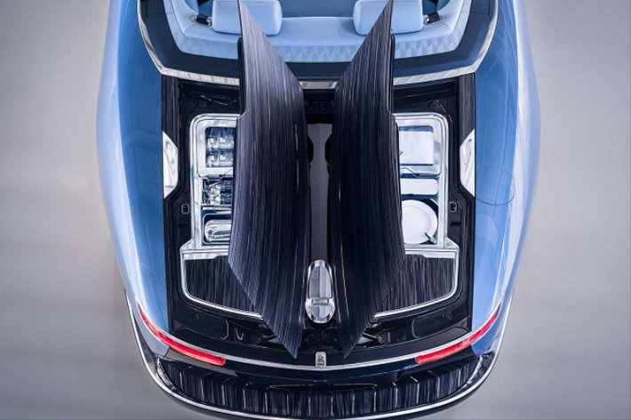 Chưa hết, Rolls-Royce Boat Tail còn sở hữu cấu trúc mui xe được thiết kế có chiều sâu và chưa từng xuất hiện trên bất cứ chiếc Rolls-Royce nào trước đây. Phần mui này được làm bằng vải và được tháo lắp thủ công, chủ sở hữu của xe sẽ phải tự mình tháo lắp phần mui này. Mức giá xe Rolls-Royce Boat Tail có giá tầm 28 triệu USD (khoảng 684,74 tỷ đồng).