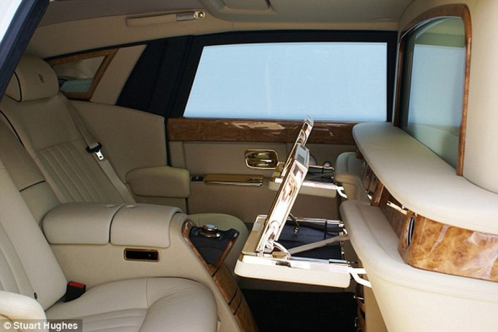 Điểm nhấn trên phiên bản này là số lượng vàng mà nó được “đắp” lên mình. Rolls-Royce Solid Gold Phantom sở hữu lên đến 120kg vàng 18k, số vàng này được trải đều khắp các chi tiết trên xe như bộ lưới tản nhiệt, đèn trước, đường viền phía đuôi xe, bánh xe,…