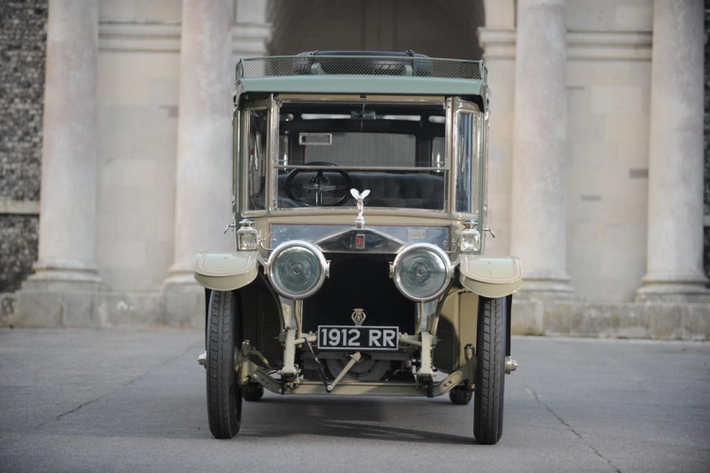 Chiếc Rolls Royce Double Pullman còn có tên là The Corgi và cái tên này được đặt theo một dòng đồ chơi được tạo ra để tôn vinh chiếc xe. Chiếc xe sang trọng và lộng lẫy này được một chủ sở hữu tên John M Stephens mua lần đầu tiên vào năm 1912 với mức giá 1.200 Euro, một con số khá cao vào thời đó.