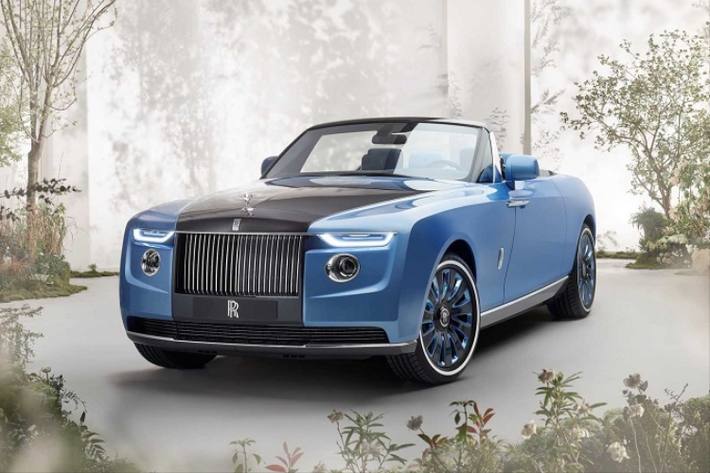 Rolls-Royce Boat Tail Rolls-Royce Boat Tail là sản phẩm dành riêng cho khách hàng đặc biệt thuộc tầng lớp thượng lưu. Boat Tail được lên kế hoạch sản xuất sau khi chiếc Sweptail ra mắt vào năm 2017. Ngay từ khi bắt đầu dự án, hãng xe Anh Quốc đã muốn tạo ra một chiếc xe "vui tươi", mang tính "kỷ niệm" và chủ xe có thể tận hưởng cùng gia đình.
