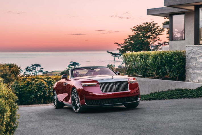 Điểm ấn tượng đầu tiên của Rolls-Royce La Rose Noire Droptail là màu sơn ngoại thất độc nhất vô nhị. Theo đó, lớp “áo” của chiếc xe độc bản lấy cảm hứng từ hoa hồng Pháp Black Baccara.