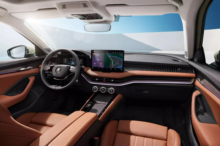 Được biết, Skoda Superb 2024 đã tăng đáng kể về mặt kích thước so với thế hệ cũ. Cụ thể, xe sở hữu chiều dài 4.912 mm ở bản hatchback và 4.902 mm ở bản Combi trong khi chiều dài cơ sở đạt 2.841 mm. Thiết kế mới mượt mà hơn cũng giúp giảm hệ số lực cản không khí của xe xuống còn 0,24 Cd.