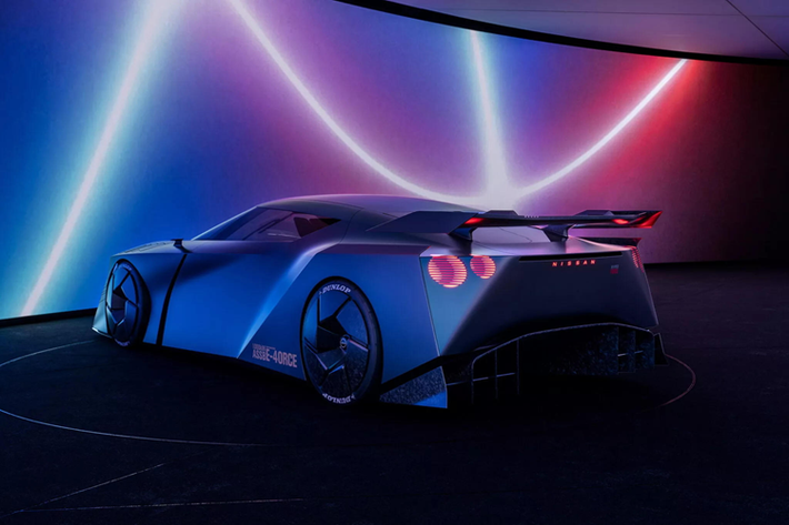 Nissan Hyper Force Concept chạy điện còn có thể mang đến trải nghiệm công nghệ thực tế tăng cường (AR) và thực tế ảo (VR), cho phép chuyển đổi liền mạch giữa thế giới lái xe thực và ảo thông qua chiếc mũ bảo hiểm đặc biệt, tuy nhiên chỉ có thể kích hoạt khi xe đang đứng yên.