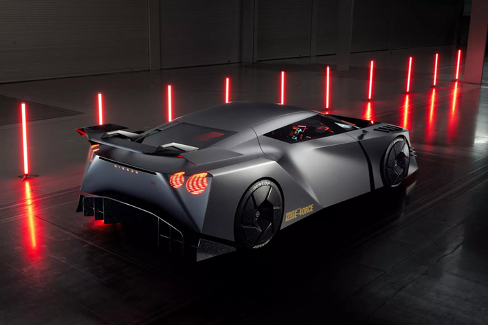 Điểm nổi bật nhất của siêu xe Nissan Hyper Force nằm ở hệ truyền động hoàn toàn bằng điện, có khả năng cung cấp công suất lên tới 1.360 mã lực PS (1.003 kW hoặc 1.345 mã lực hp). Các mô-tơ điện được đặt ở cả 2 trục bánh xe tạo nên hệ dẫn động e-4ORCE tiên tiến, trong khi thân xe làm bằng carbon với khả năng giảm thiểu khối lượng và tăng độ bền.