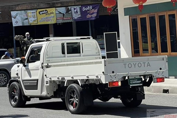 Toyota cho biết công đoạn chuyển đổi thân xe phía sau chỉ mất dưới một giờ. Về truyền động, Toyota Hilux Champ giá rẻ hiện được xác nhận có ít nhất 3 tuỳ chọn động cơ.