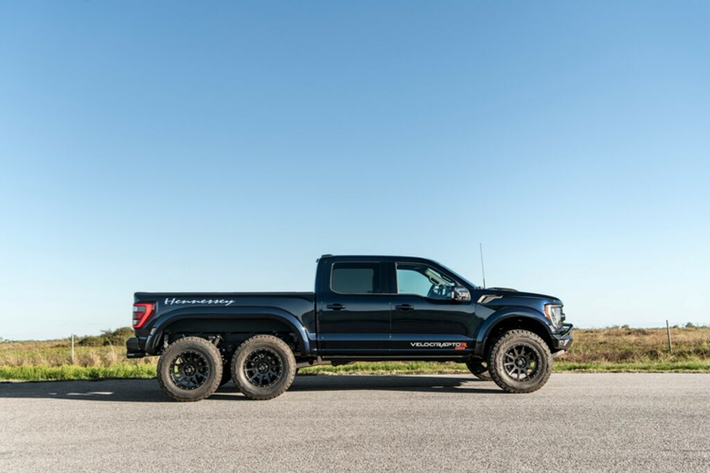 Tại Mỹ, Ford F-150 Raptor R là chiếc bán tải rất đắt tiền, có mức khởi điểm từ 109.000 USD. Tuy nhiên, VelociRaptoR 6×6 của Hennessey làm cho những chiếc bán tải phiên bản tiêu chuẩn có mức giá phải chăng hơn, bởi mức giá lên đến 499.999 USD. Tuy nhiên, điều này có nghĩa cho phí thực hiện nâng cấp toàn bộ xe lên đến 400.000 USD.