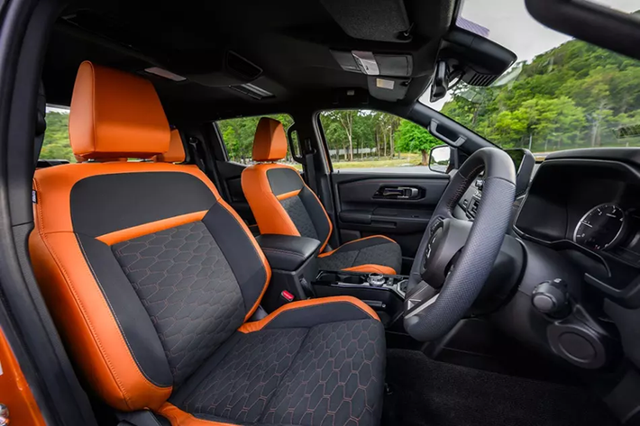 Là bản cao cấp nhất nên đương nhiên mẫu xe bán tải Mitsubishi Triton Athlete 2024 cũng sở hữu ngoại hình ấn tượng hơn và trang bị đầy đủ hơn. Điểm nhấn của bản Athlete nằm ở màu sơn cam Yamabuki Orange Metallic đặc trưng.