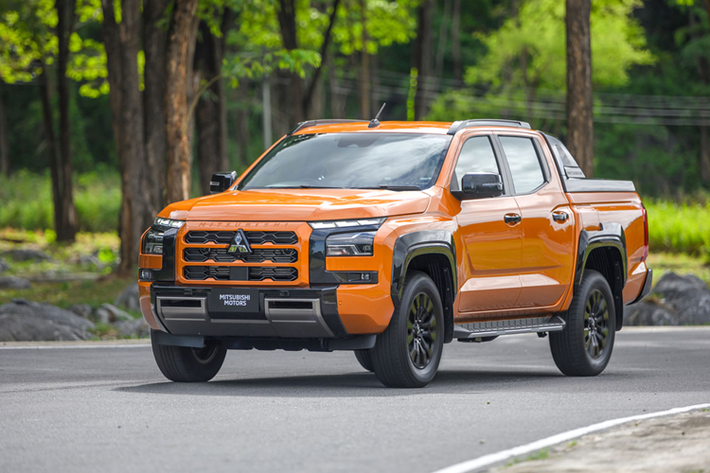 Bên trong Mitsubishi Triton Athlete 2024 là không gian nội thất 2 hàng ghế với 5 chỗ ngồi. Ghế của phiên bản này được bọc da pha da lộn màu cam - đen tương phản với chỉ khâu hình tổ ong. Viền chỉ trên mặt táp-lô, tapi cửa và vô lăng cũng màu cam, tạo cảm giác "tông xuyệt tông" với ngoại thất.