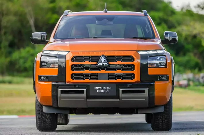 Theo đó, tại thị trường Đông Nam Á này, mức giá xe Mitsubishi Triton Athlete 2024 cho 2 bản là dẫn động 1 cầu 4x2 và dẫn động 2 cầu 4x4 lần lượt là 1,13 triệu Baht (khoảng 765 triệu đồng) và 1,3 triệu Bath (880 triệu đồng).