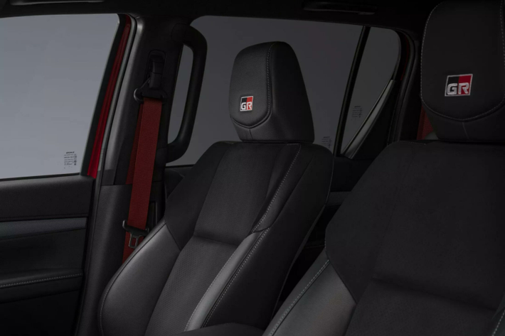 So với một chiếc Hilux nguyên bản thông thường, Hilux GR Sport II hầm hố hơn đáng kể nhờ chiều cao xe tăng thêm 20 mm, giúp tăng khoảng sáng gầm xe. Cùng với đó, góc tới được cải thiện từ 29 đến 30 độ. Xe trang bị bộ mâm đa chấu sơn đen kích thước 17 inch, mang đến tổng thể cân xứng và đậm chất thể thao.