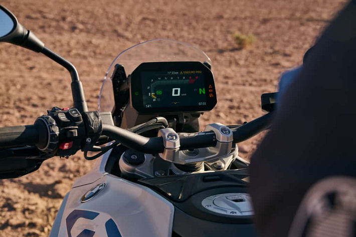 Ngoài ra, R 1300 GS thế hệ mới còn có tùy chọn hệ thống radar hỗ trợ các tính năng lái xe như Kiểm soát hành trình thích ứng, cảnh báo va chạm phía trước và cảnh báo chuyển làn đường. Hệ thống phanh vẫn là 2 đĩa trước với 4 piston và phanh sau 2 piston. Toàn bộ thông tin sẽ hiển thị trên màn hình màu 6,5 inch. Mức giá xe BMW R 1300 GS 2024 từ 18.895 – 22.090 USD (tương đương 459 triệu đến 536 triệu đồng).