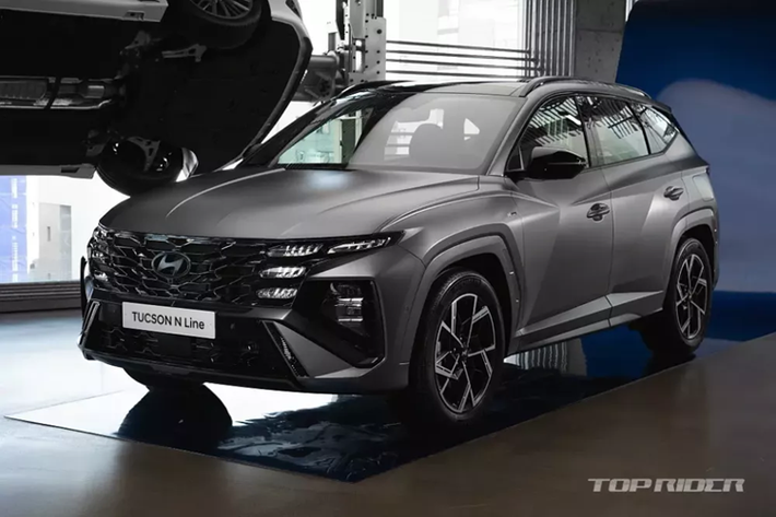 Trái với đầu xe, khu vực bên sườn của mẫu xe SUV Hyundai Tucson 2024 gần như giữ nguyên, trừ bộ vành la-zăng. Bộ vành này có thiết kế 5 chấu kép và phay xước 2 màu thể thao hơn. Riêng phiên bản N Line sẽ có những trang bị riêng như lưới tản nhiệt, vành hợp kim 19 inch, cản trước/sau, ốp gầm và 2 đầu ống xả.