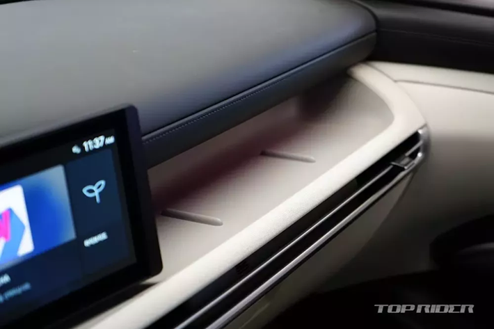 Nằm bên dưới nắp ca-pô của mẫu SUV cỡ C này là 3 tùy chọn động cơ như cũ. Đầu tiên là động cơ xăng 4 xi-lanh tăng áp, dung tích 1.6L tiêu chuẩn, tạo ra công suất tối đa 180 mã lực.