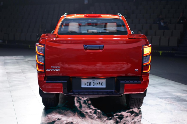 Xe vẫn có 2 tùy chọn động cơ diesel như phiên bản cũ, đầu tiên là máy 4 xi-lanh, tăng áp, dung tích 1.9L với công suất tối đa 150 mã lực và mô-men xoắn cực đại 350 Nm.