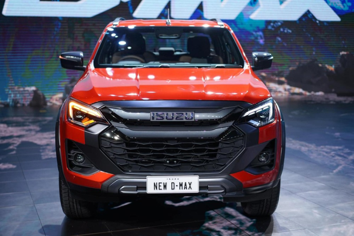 Tại thị trường Thái Lan, mẫu xe bán tải Isuzu D-Max 2024 có 6 phiên bản là Spark, Spacecab, Cab4, Hi-lander 2 cửa, Hi-lander 4 cửa và V-Cross. Giá xe Isuzu D-Max 2024 dao động từ 540.000 - 1.267.000 Baht (khoảng 356 - 836 triệu đồng).