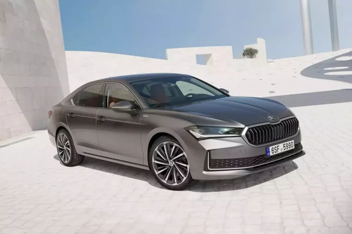 Hiện chưa rõ Skoda Superb dành cho thị trường Việt Nam sẽ là thế hệ cũ hay mới. Thời điểm mẫu xe này ra mắt thị trường Việt Nam cũng chưa được công bố. Vì là xe nhập khẩu nguyên chiếc từ châu Âu nên Skoda Superb tại Việt Nam dự kiến sẽ không rẻ.