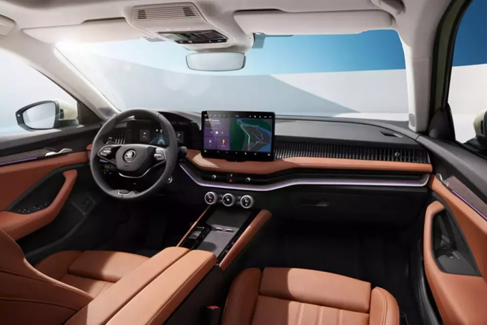 Không chỉ tiện nghi hơn, nội thất của Skoda Superb 2024 còn được khẳng định là rộng rãi hơn nếu tính về khoảng không gian trên đầu hành khách và khoang hành lý. Cụ thể, phiên bản sedan của xe có thể tích khoang hành lý đạt 645 lít trong khi con số tương ứng của bản station wagon là 690 lít.