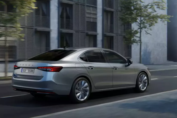 Đúng như truyền thống của thương hiệu Skoda, Superb mới có khá nhiều tùy chọn động cơ, từ máy xăng, máy dầu cho đến plug-in hybrid. Trong đó, động cơ plug-in hybrid chỉ dành cho phiên bản station wagon. Theo kế hoạch, hãng Skoda sẽ chính thức bán Superb thế hệ thứ 4 ở thị trường châu Âu vào quý I năm sau.