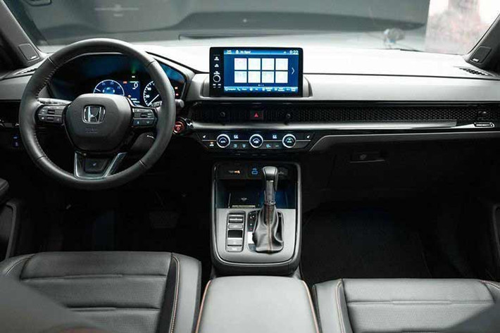 Ở phiên bản hybrid, xe được trang bị hệ truyền động e:HEV bao gồm máy xăng Atkinson Cycle 4 xi-lanh, dung tích 2.0L, 2 mô-tơ điện và hộp số CVT, tạo ra công suất tổng cộng 207 mã lực cùng mô-men xoắn cực đại 335 Nm. Cũng theo thông tin từ đại lý, Honda CR-V 2024 ở Việt Nam sẽ có 2 cấu hình nội thất là 5 chỗ và 7 chỗ, tương tự xe tại Thái Lan.