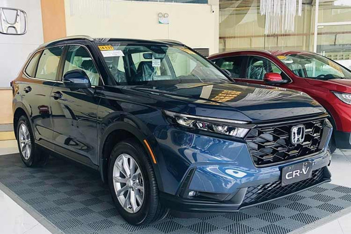 Theo tiết lộ của nhân viên tư vấn bán hàng tại đại lý chính hãng ôtô Honda Việt Nam, CR-V đời mới tại Việt Nam sẽ có 4 phiên bản, bao gồm G, L 2WD, L 4WD và e:HEV. Giá dự kiến của 4 phiên bản này lần lượt là 849 triệu, 899 triệu, 949 triệu và 1,149 tỷ đồng.