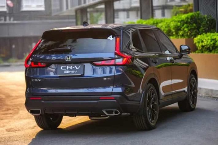 Thông tin từ đại lý cho biết Honda CR-V 2024 ở Việt Nam sẽ có 4 phiên bản, bao gồm G, L 2WD, L 4WD và e:HEV. Trong đó, 3 bản máy xăng G, L 2WD và L 4WD sẽ được lắp ráp tại Việt Nam còn bản e:HEV nhập khẩu nguyên chiếc từ Thái Lan.