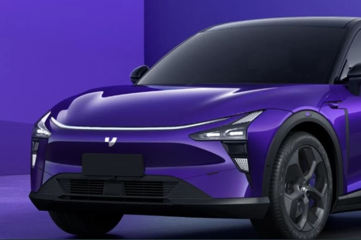 Nếu thích, bạn có thể mua bộ pin lithium ternary 100 kWh tùy chọn có giá 45.000 nhân dân tệ (6.150 USD), hay 146 triệu đồng để giúp chiếc xe này có phạm vi di chuyển CLTC tăng lên 720 km, thời gian tăng tốc 0–100 km/h chỉ trong 6,9 giây.