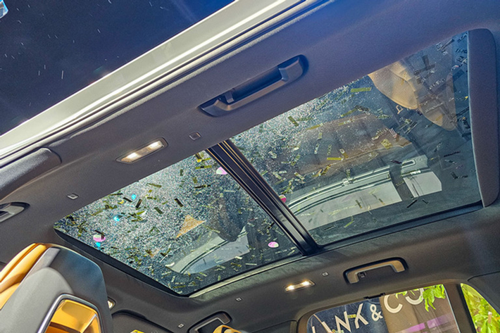 Lượng xăng tiêu thụ trung bình của mẫu SUV nặng 2,12 tấn này là 8,9 lít/100 km. Cuối cùng là 4 chế độ lái tiêu chuẩn (Eco, Normal, Sport, Individual) và 4 chế độ lái off-road (tuyết, cát, đá, lầy). Hiện Lynk & Co đang triển khai chương trình ưu đãi cho khách hàng tiên phong đặt cọc 3 mẫu xe 01, 05 và 09.