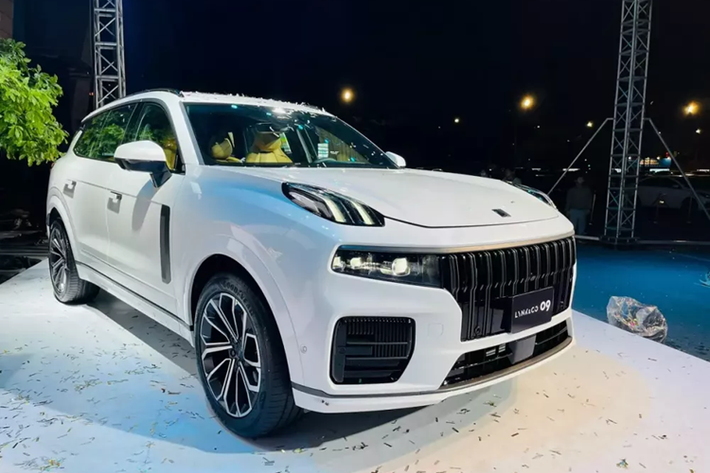Chưa hết, mẫu xe SUV Lynk & Co 09 tại Việt Nam còn sở hữu bộ vành hợp kim 20 inch với thiết kế đa chấu khỏe khoắn và tay nắm cửa ẩn/hiện giúp giảm hệ số lực cản không khí đồng thời tạo ra thiết kế liền lạc hơn cho khu vực sườn xe.
